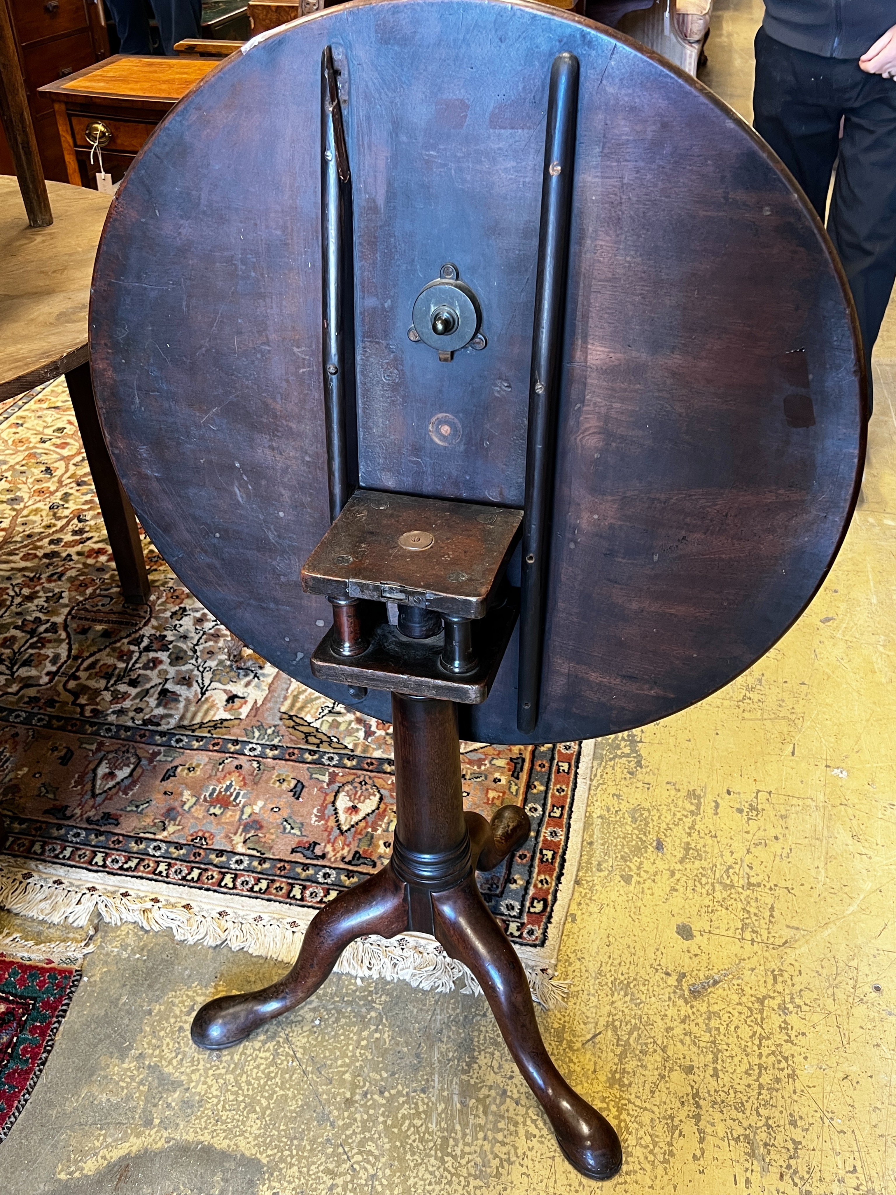 A George III circular mahogany tilt top tea table, diameter 77cm, height 71cm